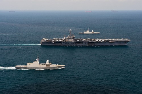 Hải quân Singapore cử 2 tàu chiến tàng hình từng hộ tống cho cụm tàu sân bay quân Mỹ (ảnh mạng sina Trung Quốc)